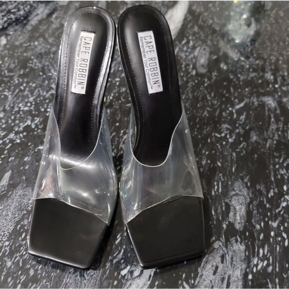 BRAND NEW CAPE ROBBIN ONE STRAP GOLD ROUN DESIGN HEEL MULES - Picture 1 of 11